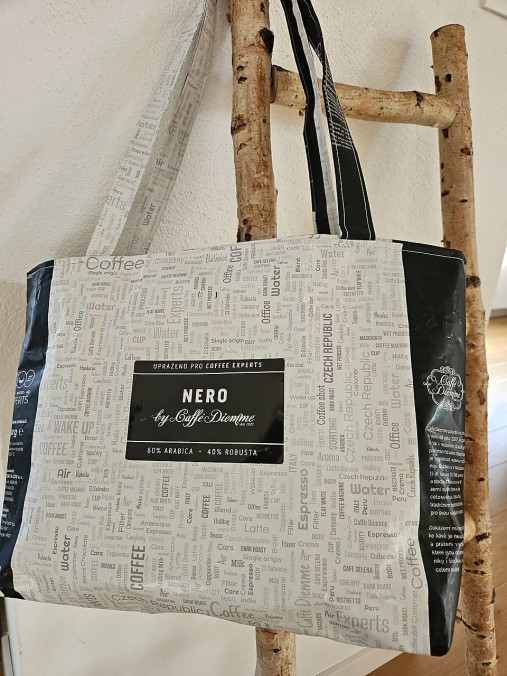 Dobrý obchod - Taška z kávových obalov (Kávová taška - čierna/biela) - 17881033_