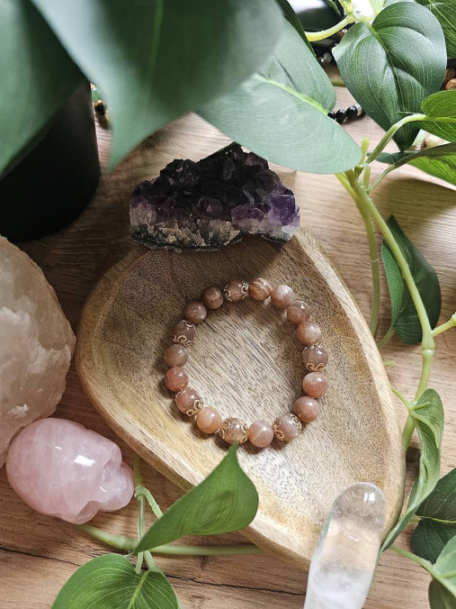 Náramky - Náramok z broskyňového mesačného kameňa – jemnosť, intuícia a ženská energia - 17880706_