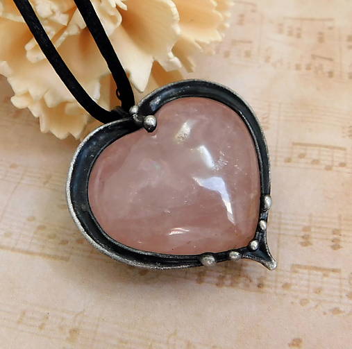 Náhrdelníky - Prívesok s ruženínom ─MOKEE´E─ - 17885103_