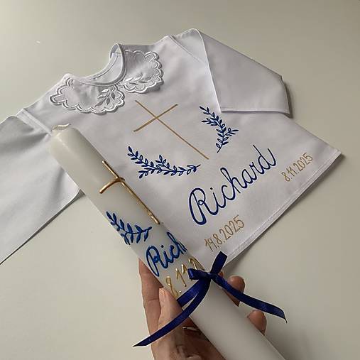 Krstná košieľka a svieca na krst ručne maľovaná  v modro zlatej kombinácii  s ratolesťami