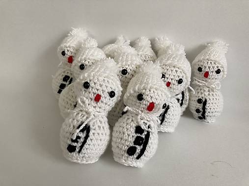 Hračky - Snehuliak  háčkovaná hračka/dekorácia - 17883318_