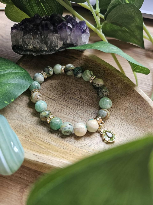 Náramky - Náramok zo zeleného angelitu – pokoj, harmónia a ochrana (Náramok zo zeleného angelitu s jemným zeleným príveskom – pokoj, harmónia a ochrana) - 17884171_