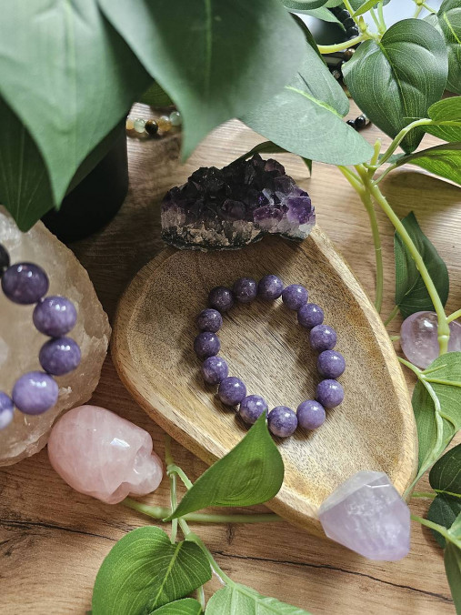 Náramky - Náramok z fialového chalcedónu – pokoj, intuícia a jemná energia - 17884233_