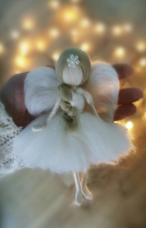 Dekorácie - Anjelik z ovčej vlny - 17887686_