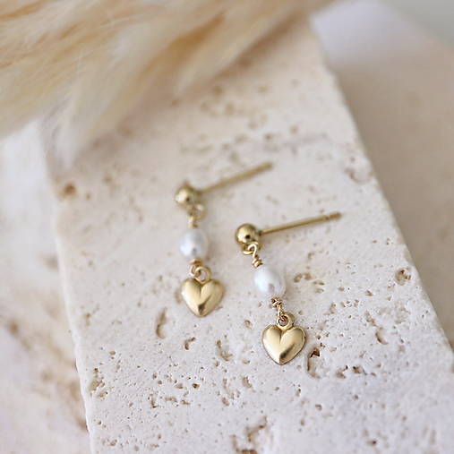 Náušnice - Minimalistické náušnice s perlami a srdiečky (gold filled) - 17887851_