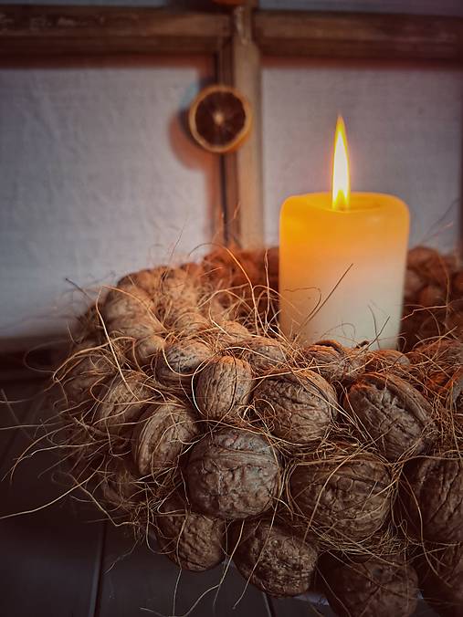 Dekorácie - Orechový veniec so sisalom  (Cca 31 cm) - 17889009_