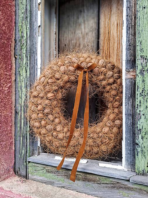 Dekorácie - Orechový veniec so sisalom  (Cca 40 cm) - 17889011_