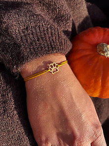 Náramky - Šnúrkový náramok s príveskom labky - 17889205_