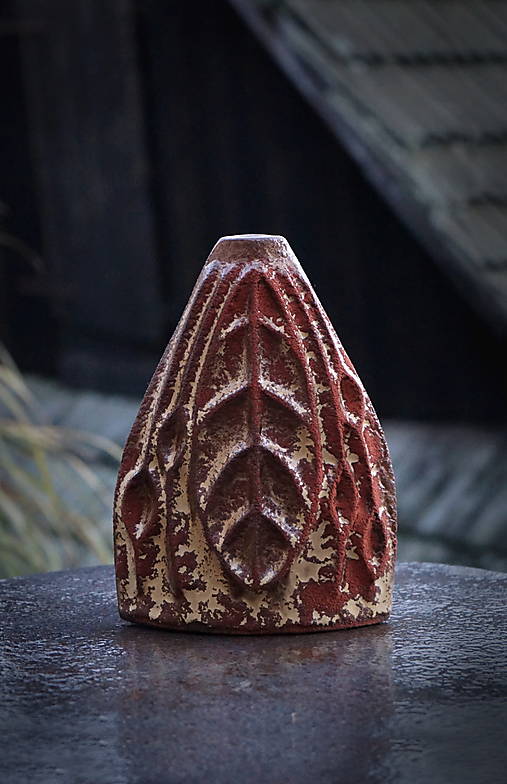 Dekorácie - Plochá váza s rytým dekorom a hrdzou - 17890418_