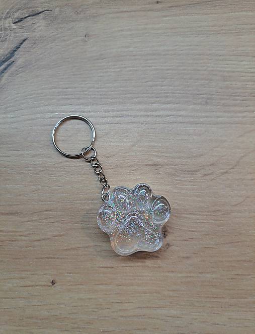 Kľúčenka v tvare labky