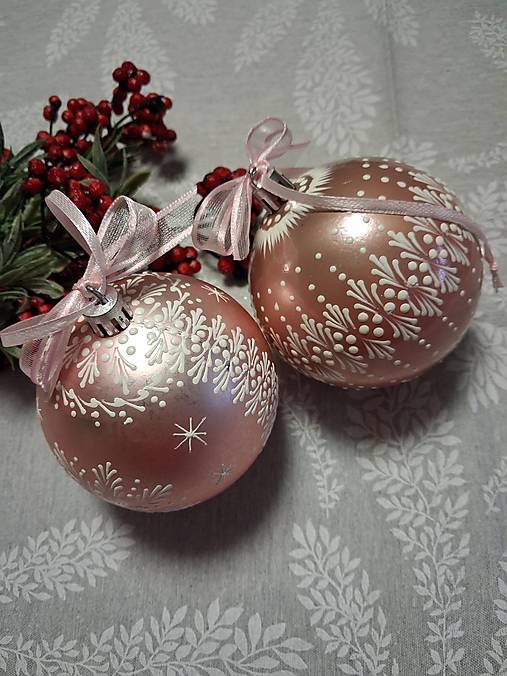 Dekorácie - Vianočné gule zdobené voskom v darčekovom balení - 17888368_