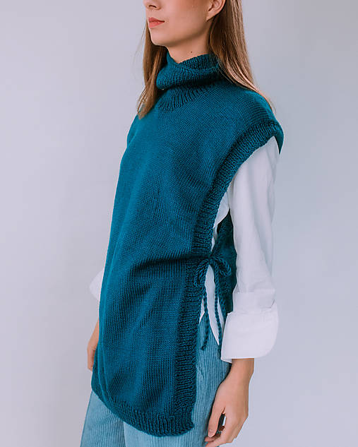 Svetre a kardigány - MIESTNA RUČNE PLETENÁ PONČO/VESTA (PETROLEJOVÁ) - 17890715_