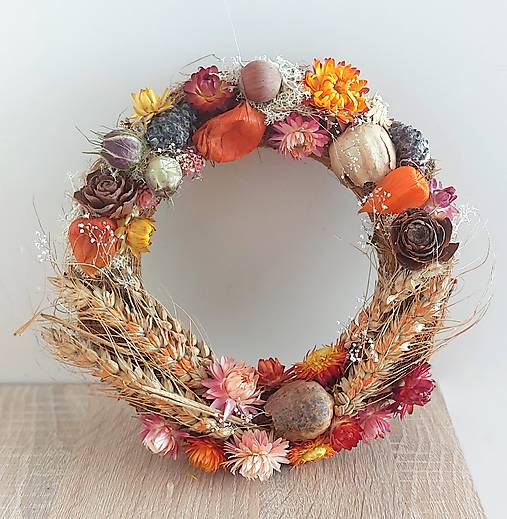 Dekorácie - jesenný venček z prírodných materiálov - farby jesene - 17891800_