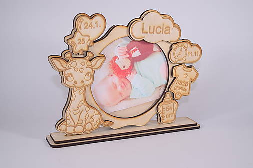 Dekorácie - Originálny drevený rámček s vyrezávanou žirafou a miestom na fotografiu dieťatka. - 17890730_