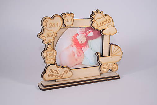 Dekorácie - Drevený rámček s gravírovanými údajmi o narodení dieťatka - 17890736_