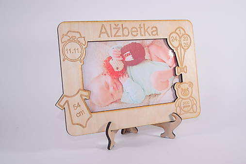 Dekorácie - Originálny drevený rámček s miestom na fotografiu dieťatka. 2 - 17890767_