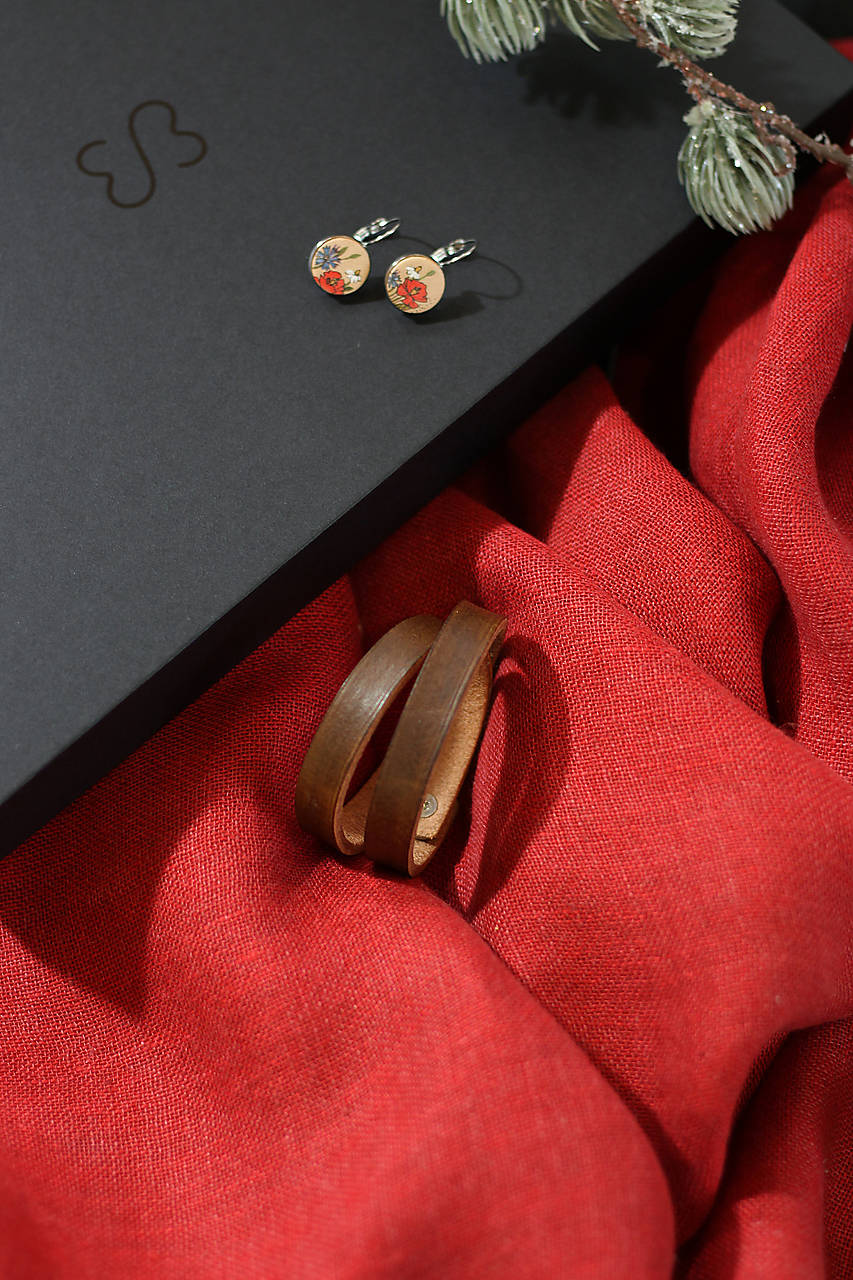 Exkluzívny vianočný set – červená ľanová šatka a ručne maľované náušnice