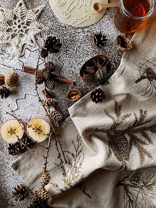 Úžitkový textil - Ľanová utierka zimné konáriky v hnedom prevedení - 17893752_