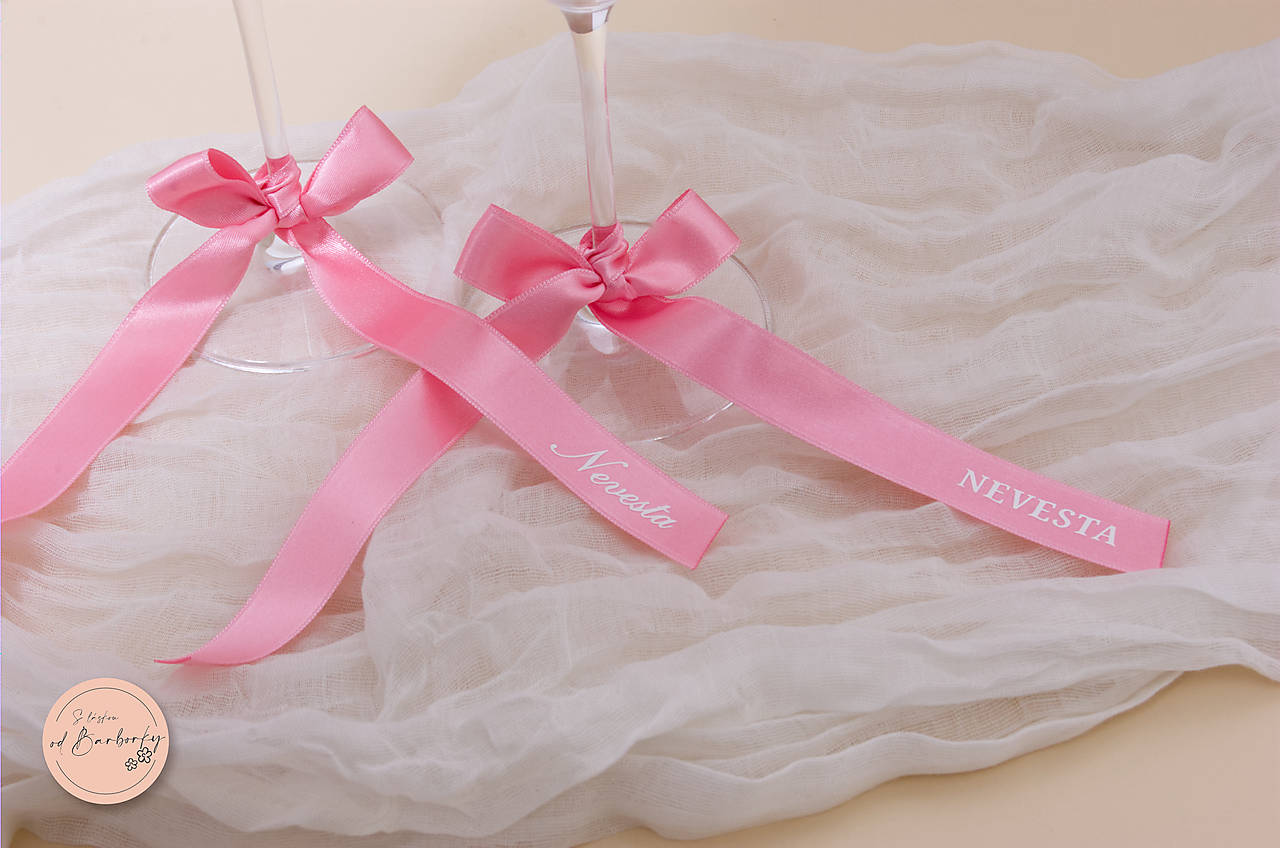 Menovka - saténová stuha #332 (farba Candy Pink, biele písmo)