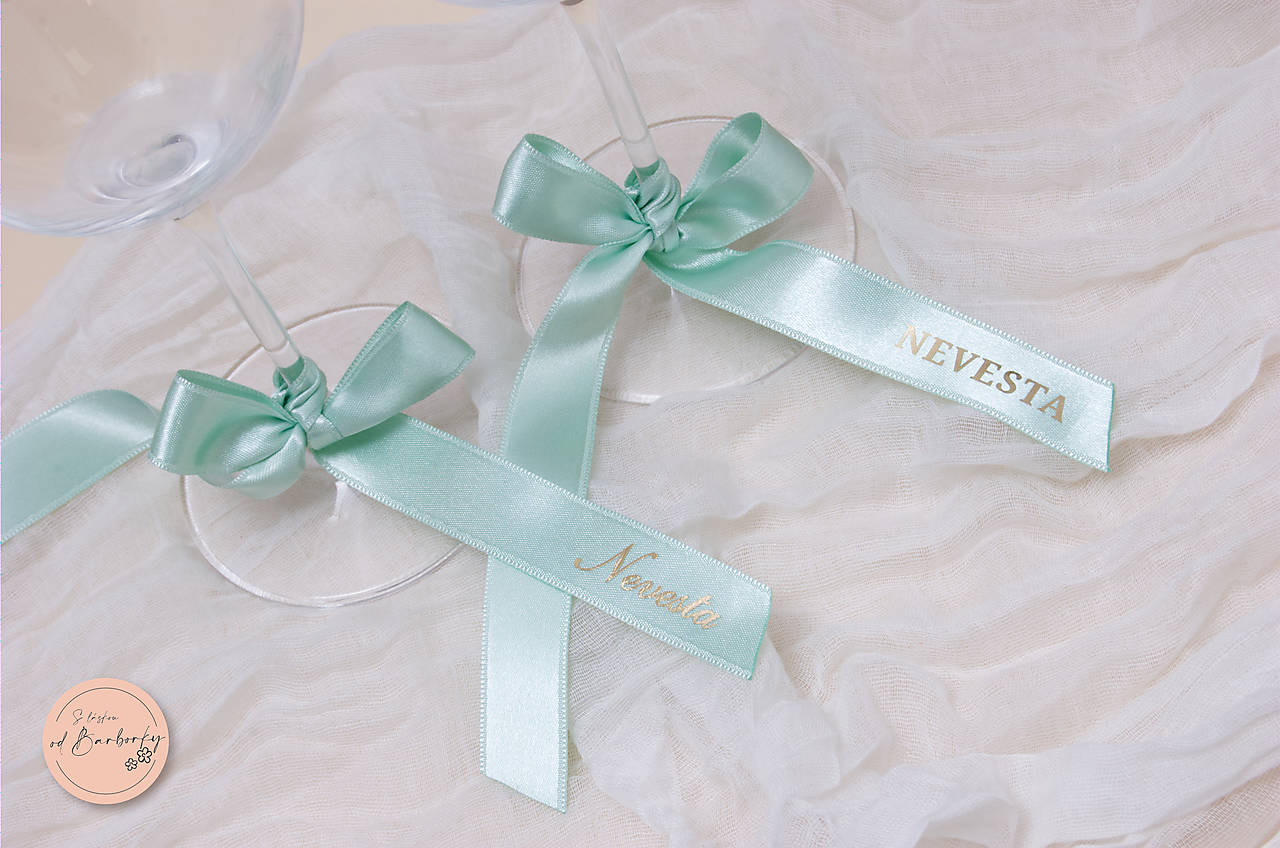 Menovka - saténová stuha #660 (farba Spring Green, zlaté písmo)