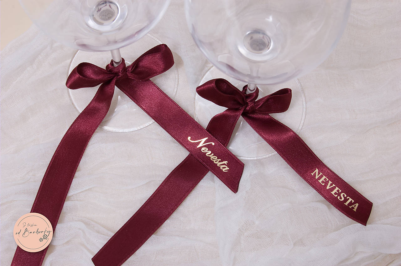 Menovka - saténová stuha (farba Burgundy, zlaté písmo)