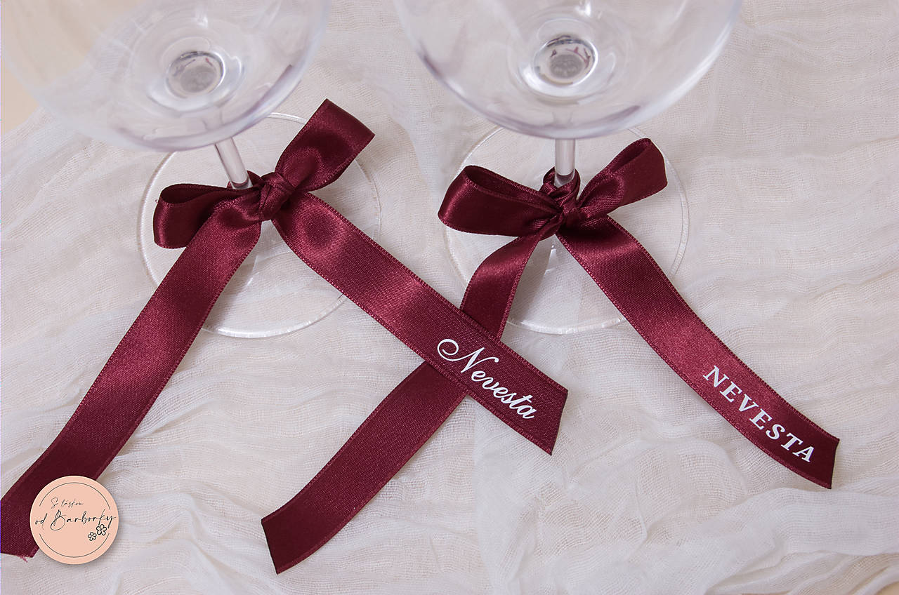 Menovka - saténová stuha (farba Burgundy, biele písmo)