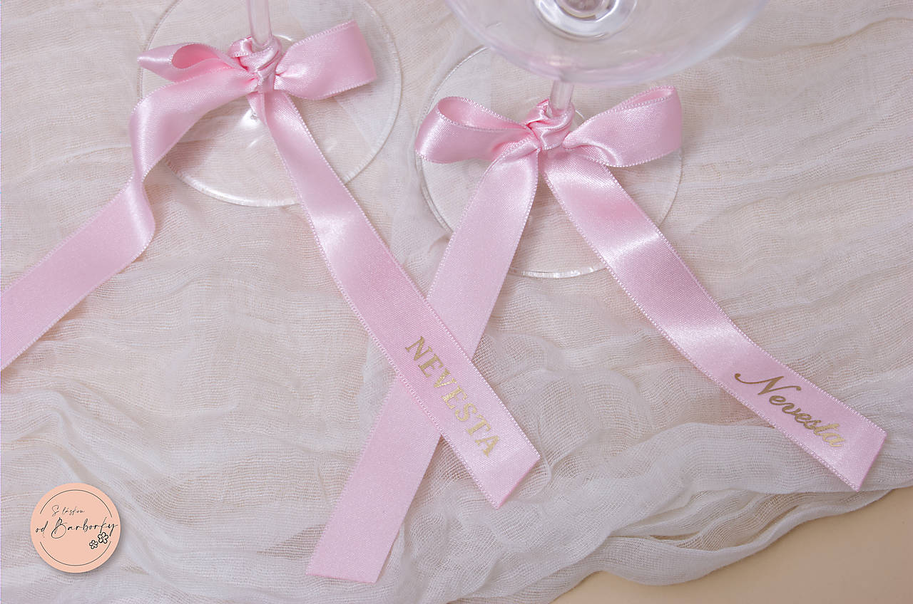 Menovka - saténová stuha (farba Baby Pink, zlaté písmo)