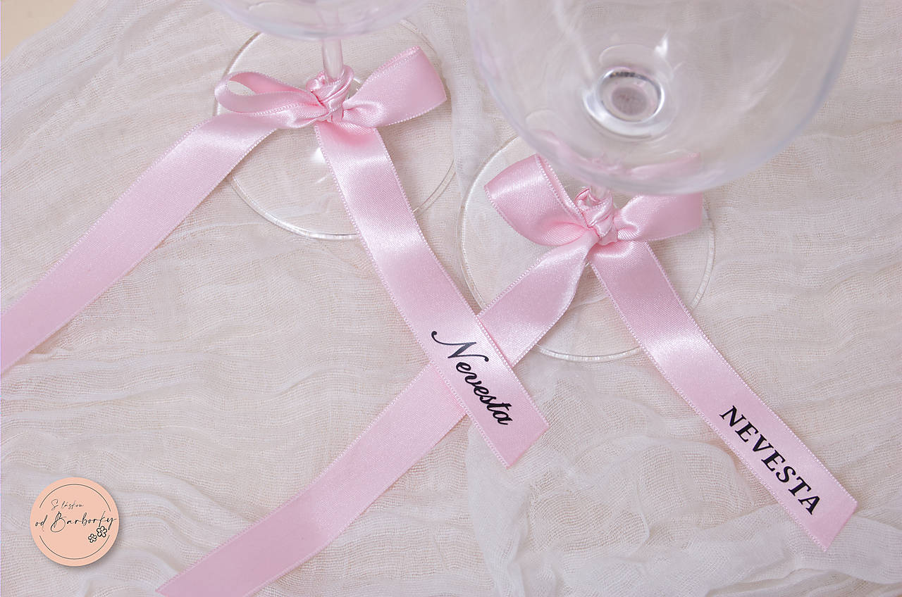 Menovka - saténová stuha (farba Baby Pink, čierne písmo)