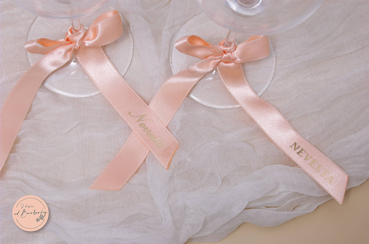 Menovka - saténová stuha (farba Apricot, zlaté písmo)