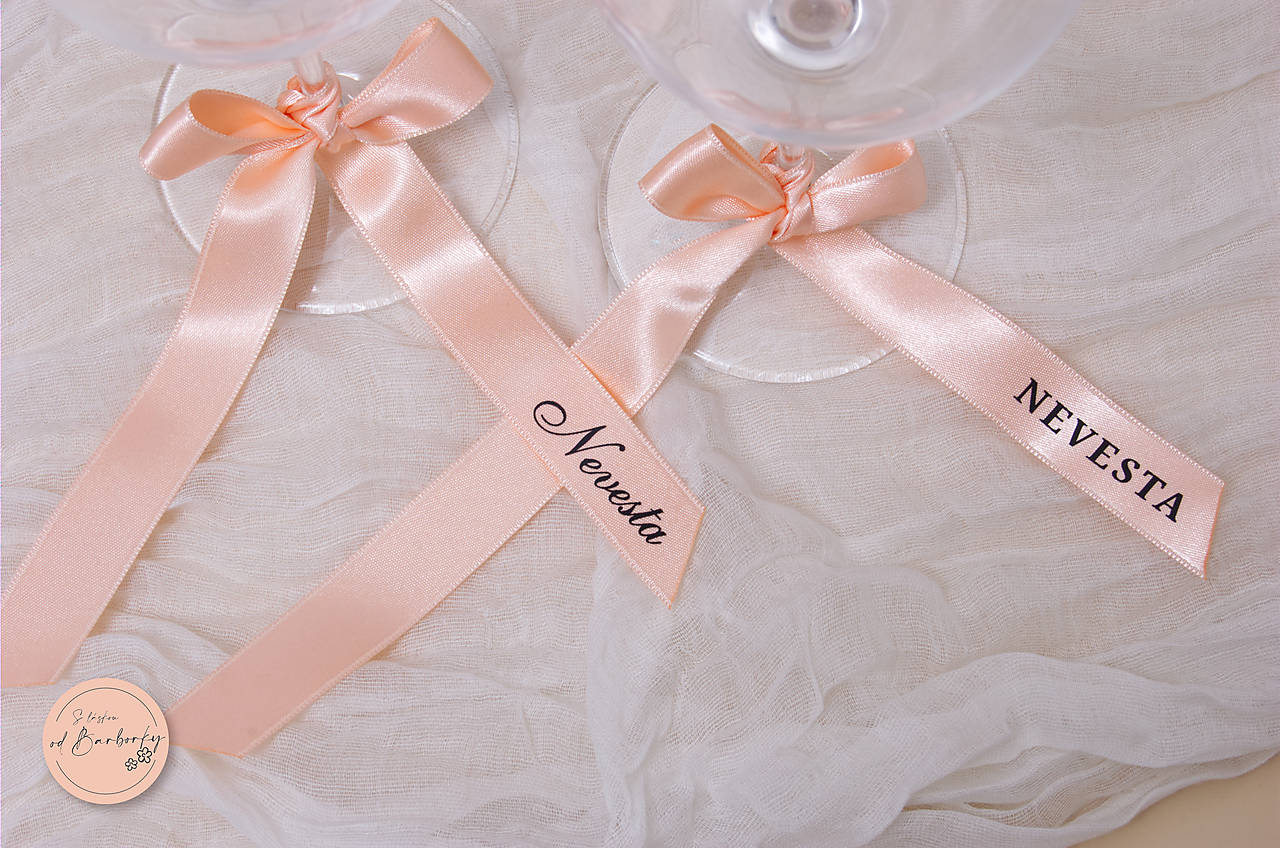 Menovka - saténová stuha (farba Apricot, čierne písmo)