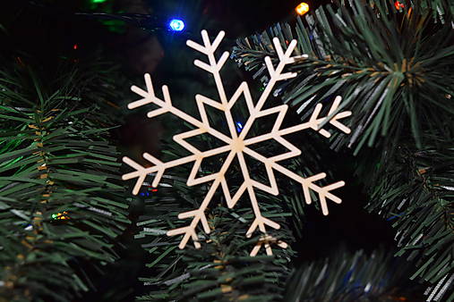 Dekorácie - Drevená vianočná ozdoba na stromček vločka 1 - 17895216_