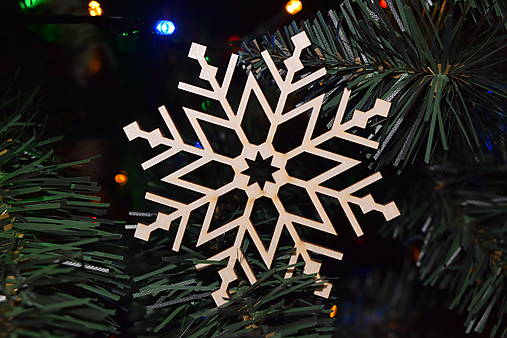 Dekorácie - Drevená vianočná ozdoba na stromček vločka 5 - 17895256_