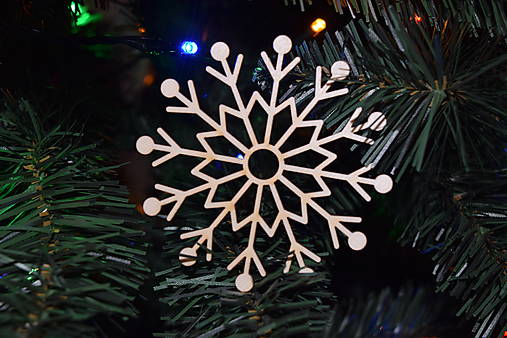 Dekorácie - Drevená vianočná ozdoba na stromček vločka 6 - 17895262_