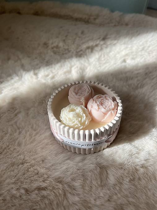 Sojová sviečka/tácka, miska z jesmonitu, dekorácia (Malá rebrovaná sviečka s kvietkami 1401)