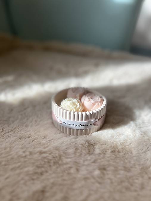 Sojová sviečka/tácka, miska z jesmonitu, dekorácia (Malá rebrovaná sviečka s kvietkami 1401)