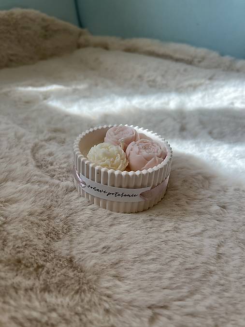 Sojová sviečka/tácka, miska z jesmonitu, dekorácia (Malá rebrovaná sviečka s kvietkami 1401)