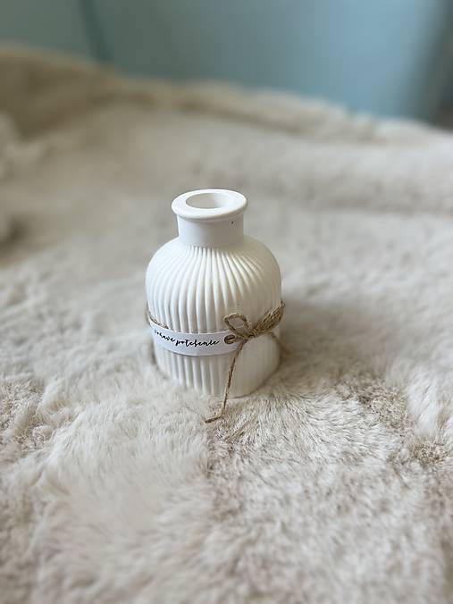 Sojová sviečka/tácka, miska z jesmonitu, dekorácia (Vázička biela - 1403)