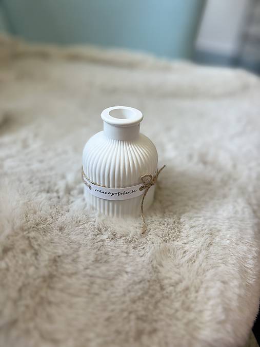 Sojová sviečka/tácka, miska z jesmonitu, dekorácia (Vázička biela - 1403)