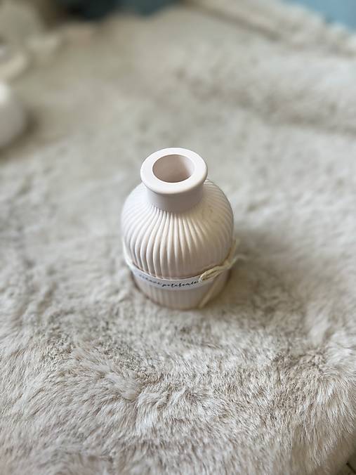 Sojová sviečka/tácka, miska z jesmonitu, dekorácia (Vázička pudrová - 1403)