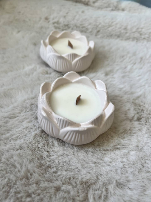 Sojová sviečka/tácka, miska z jesmonitu, dekorácia (Sviečka lotosový kvet - pudrová 1402)