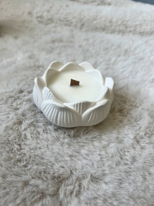 Sojová sviečka/tácka, miska z jesmonitu, dekorácia (Sviečka lotosový kvet - biela 1402)