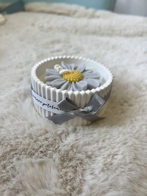 Sojová sviečka/tácka, miska z jesmonitu, dekorácia (Malá rebrovaná sviečka s kvietkami 1401)