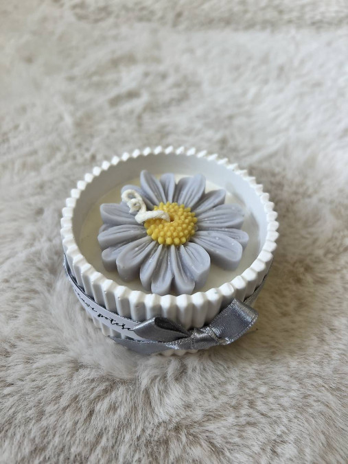 Sojová sviečka/tácka, miska z jesmonitu, dekorácia (Malá rebrovaná sviečka s kvietkami 1401)