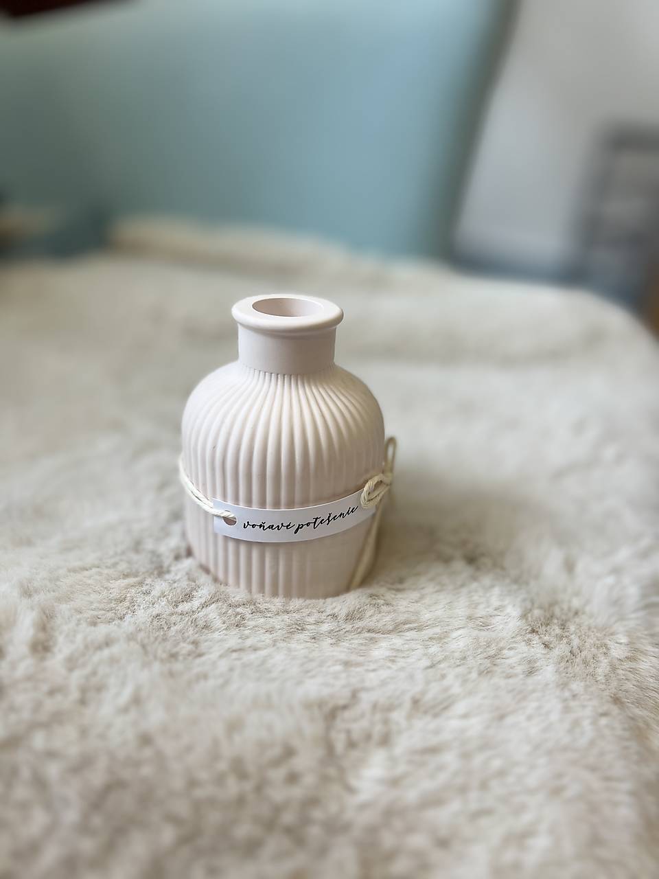 Sojová sviečka/tácka, miska z jesmonitu, dekorácia (Vázička pudrová - 1403)