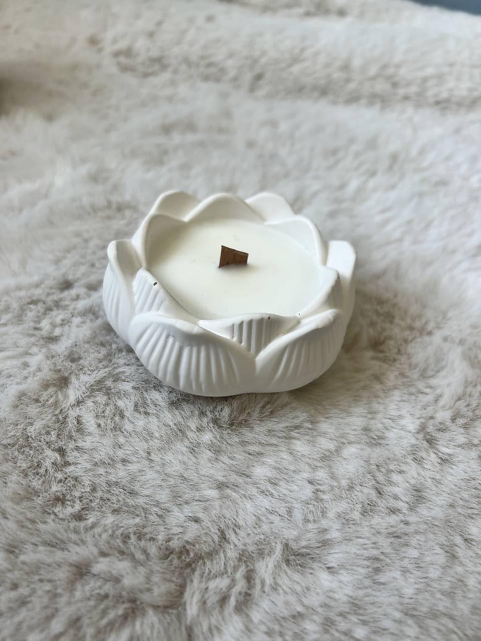 Sojová sviečka/tácka, miska z jesmonitu, dekorácia (Sviečka lotosový kvet - biela 1402)