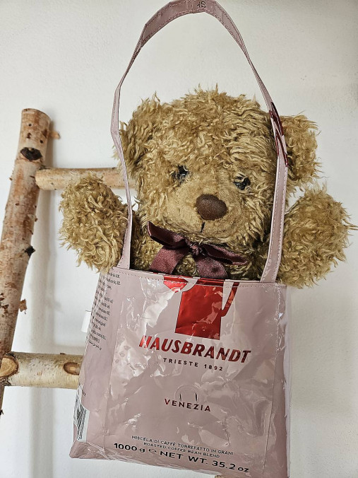 Dobrý obchod - Detská taška z kávových obalov s plyšovým mackom - 17894038_