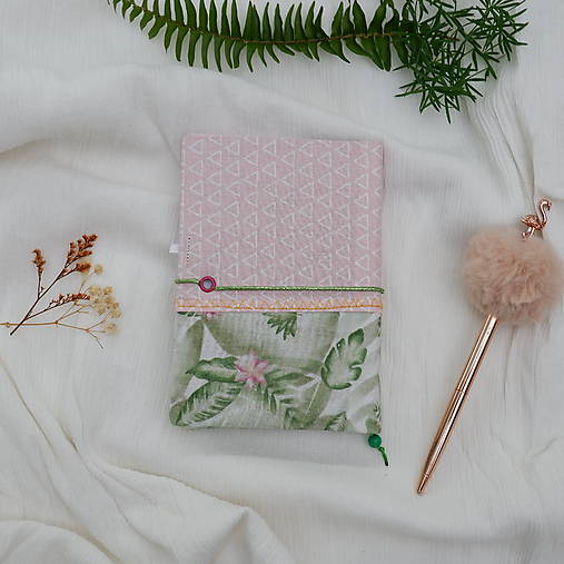 Diár  na rok 2026 TÝŽDENNÝ - A6 (Ružová s lístkami)