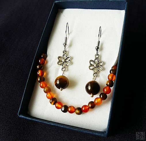 Sady šperkov - Darčeková sada šperkov - náramok a náušnice s tigrím okom, karneolom a chirurgickou oceľou v krabičke - 17897425_