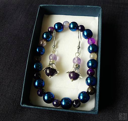 Sady šperkov - Darčeková sada šperkov - náramok a náušnice s liečivým kameňom ametystom a hematitom v krabičke - 17897482_