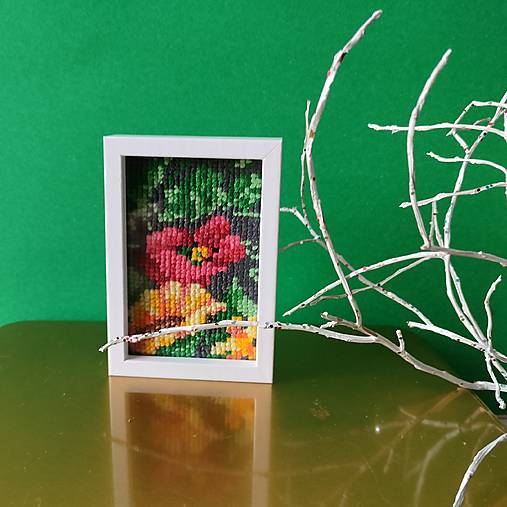 Dekorácie - Miniatúrna výšivka 5 x 7,5 cm v ráme na zavesenie: Zvuky leta - 17897829_